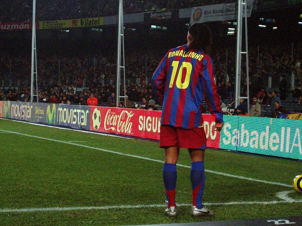 2005年，足球运动员罗纳尔迪尼奥效力于巴塞罗那队。 